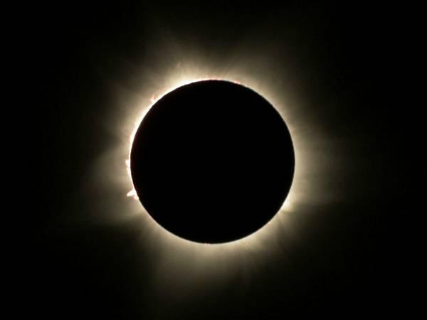 Small town businesses embrace total solar eclipse crowd, come rain or shine on Monday