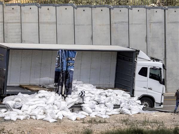 Israeli protesters block aid convoy headed to Gaza