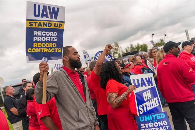 UAW loses unionization vote at Alabama Mercedes factory