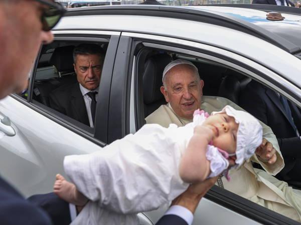 Pope urges Italians to have babies as a measure of hope for future