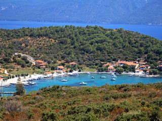 Dutch tourist found dead on Greek island and 4 other foreign tourists are missing on 3 islands