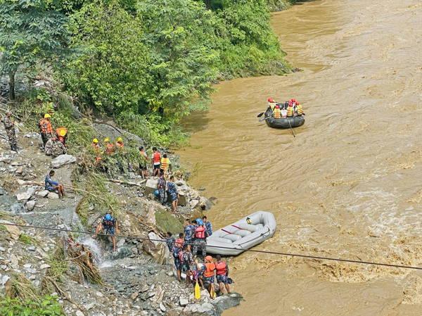 Nepal: First body recovered from two buses swept by landslides, four dozen still missing