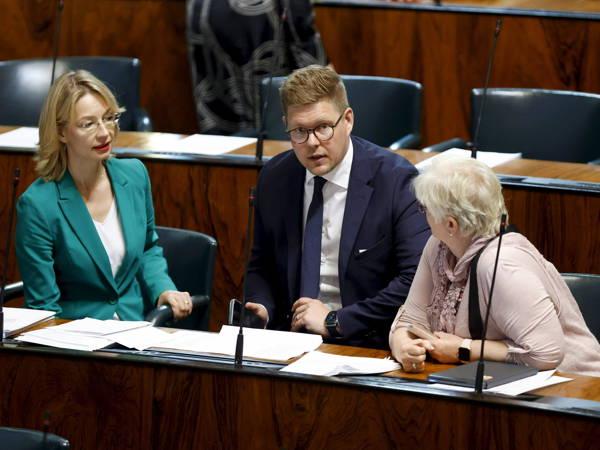 Finnish lawmakers approve controversial law to turn away migrants at border with Russia