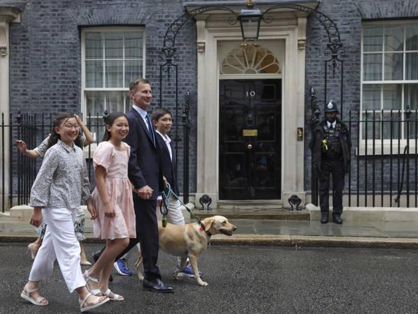 Starmer thanks Jeremy Hunt's children for Downing Street notes