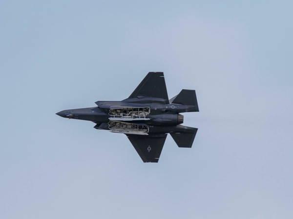 Athens signs deal to buy 20 US-made F-35 jets in major military overhaul