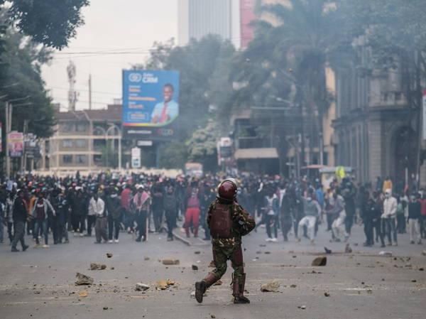 Police in Kenya use tear gas to break up new protests calling for the president to resign