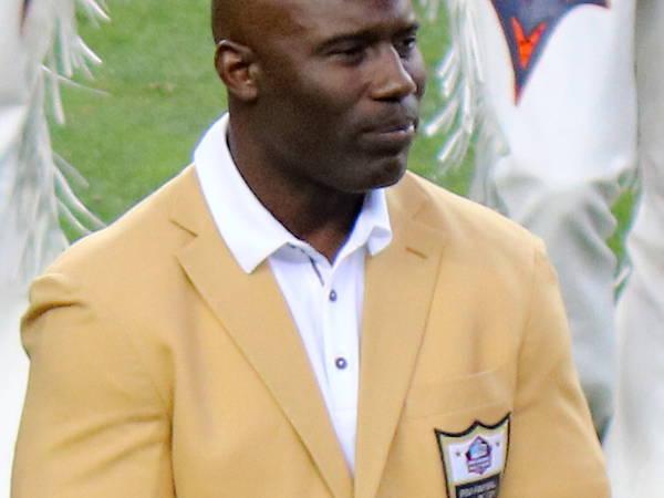 NFL Hall of Famer Terrell Davis 'stunned' after being handcuffed, removed from flight