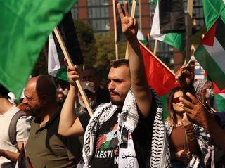 Pro-Palestinian protesters clash with police near Chicago’s Israeli consulate on second night of DNC