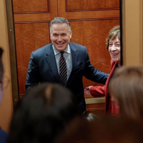 Defense Chief Discusses Shipbuilding Cooperation with U.S. Senator