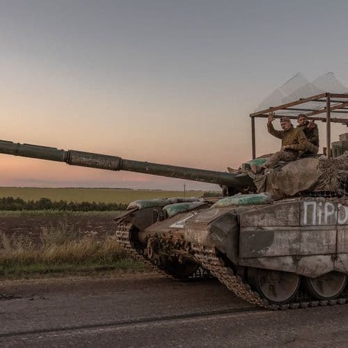 Ukrainian Forces Drop 500-Pound Bombs on Russian Command Center in Kursk Region