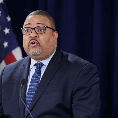 Alvin Bragg, Manhattan Prosecutor Who Took on Trump, Wins Democratic Primary in Bid for Second Term - The Philadelphia Sunday Sun