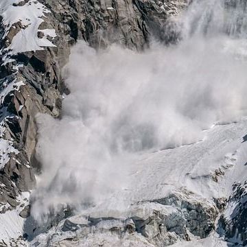 Bend man dies in avalanche near Diamond Lake Resort, officials say