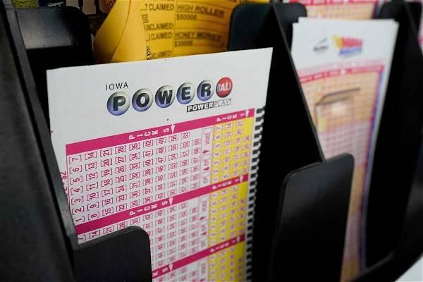 Powerball jackpot rolls up to record $1.9 billion for Monday drawing