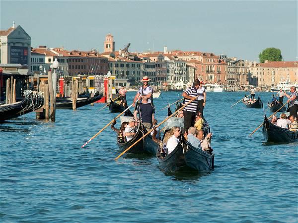 Venice rolls out day-tripper fee to try to regulate mass crowds on peak weekends