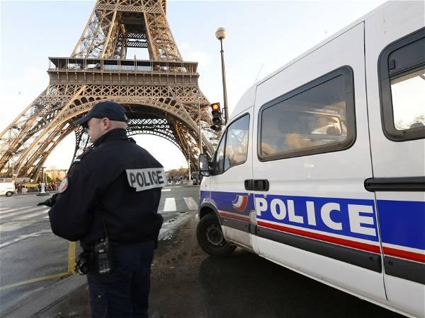 Paris: One dead and two injured after man attacks tourists near Eiffel Tower