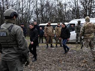 Armenia and Azerbaijan exchange prisoners at border
