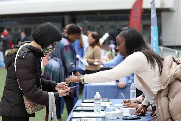 U.S. jobless claims inch down as labor market remains tight