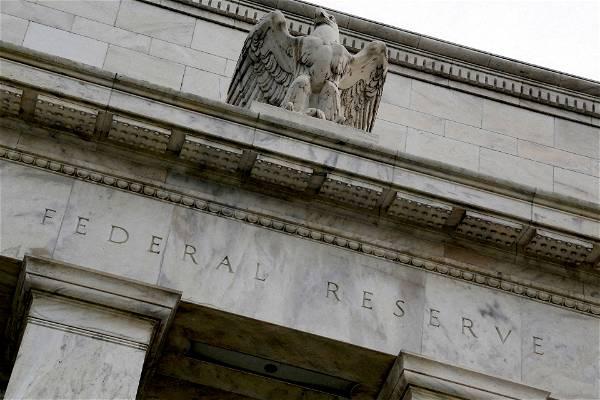 US Studies Ways to Guarantee All Bank Deposits If Crisis Expands