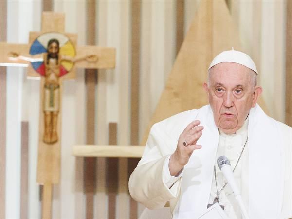 Pope asks Italian cardinal to carry out Ukraine peace mission