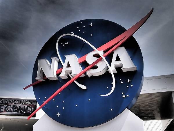 NASA picks Bezos’ Blue Origin to build lunar landers for moonwalkers