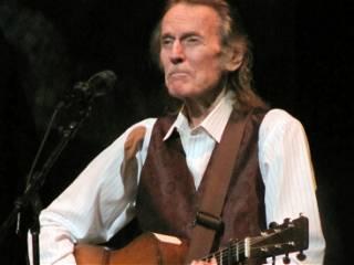 Fans pay respects at Gordon Lightfoot public visitation in Orillia, Ont.