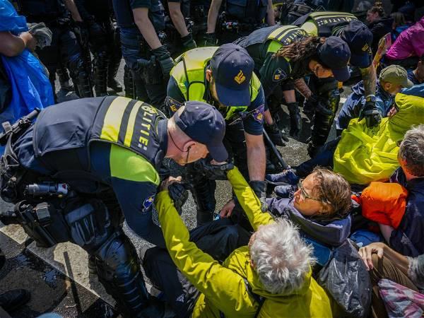 Extinction Rebellion protest in Netherlands ends with 1,500 arrested