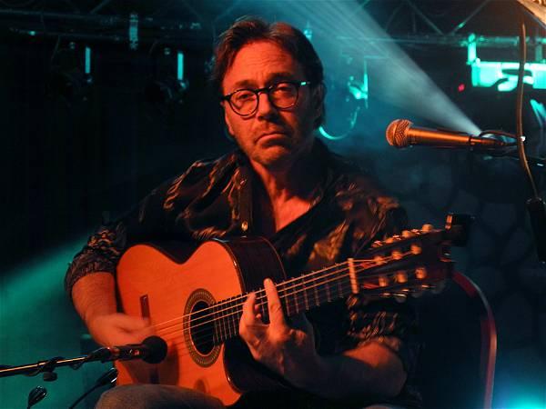 US guitarist Al Di Meola suffers a heart attack on stage in Romania but is now in a stable condition