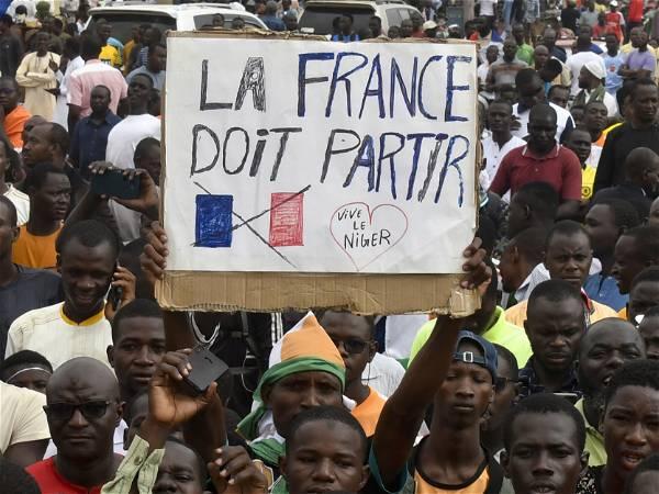 Thousands rally in Niger seeking withdrawal of French troops