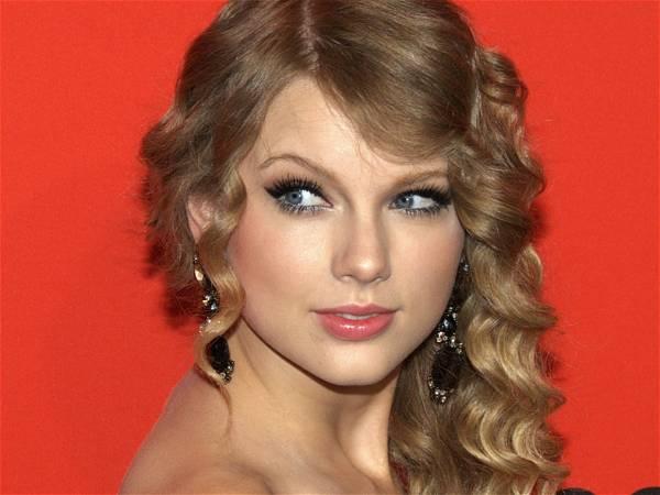 Taylor Swift cheers on Travis Kelce at Sunday Night Football (again), joining Ryan Reynolds, Hugh Jackman and other stars