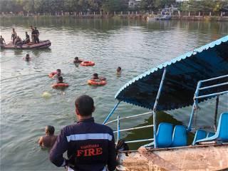 15 students and 1 teacher drown when a boat capsizes in a lake in western India