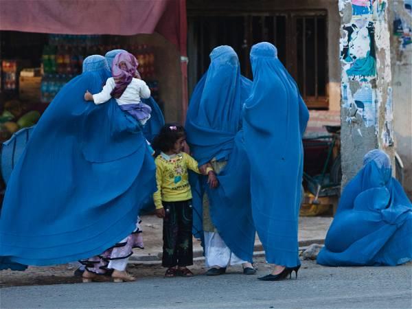 Afghan women fear going out alone due to Taliban decrees on clothing and male guardians, UN says