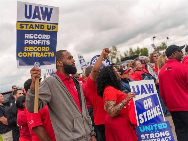 UAW threatens to strike at Ford truck plant in Kentucky