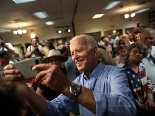 Biden surprises onlookers with selfie skills: ‘After the last guy, the bar’s on the floor’