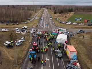 Polish farmers block Ukraine's border as they intensify protests against non-EU imports