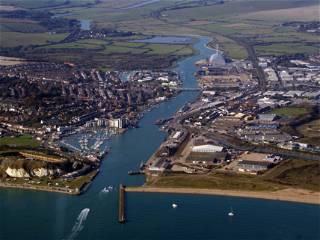 Seven migrants found in lorry at Newhaven ferry port