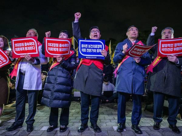 South Korea doctors submit resignations in a spat with the government over school admission quotas