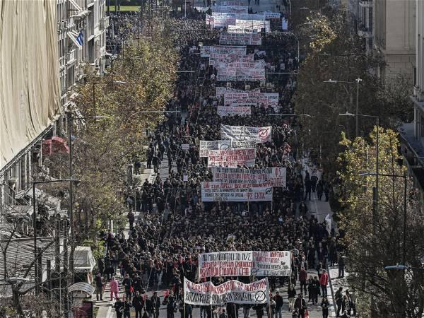 Students block Athens streets to protest private universities possibly coming to Greece