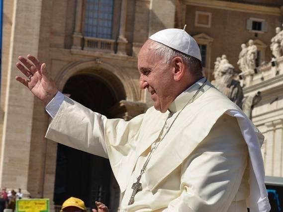 Pope appears in better health, praises Israeli and Arab fathers who both lost daughters in conflict