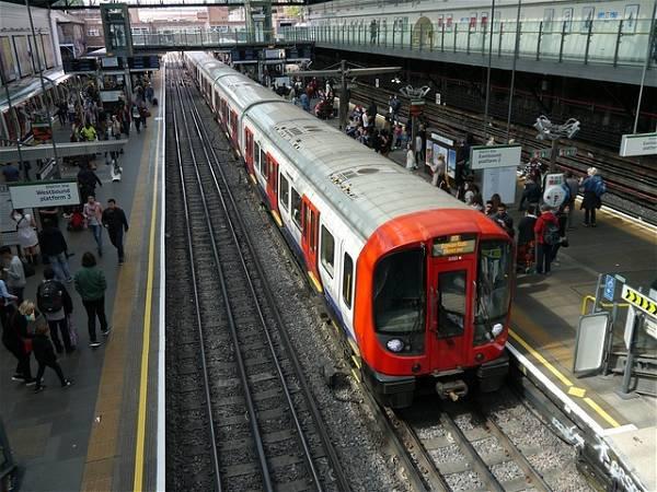 Horrified passengers capture vicious stabbing on south London train