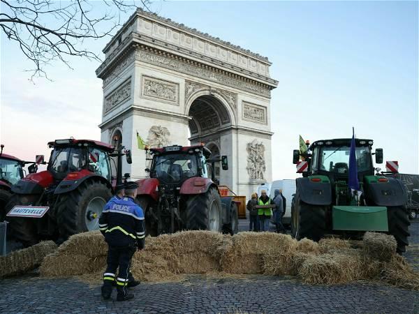 French farmers block iconic Paris locales with tractors and hay