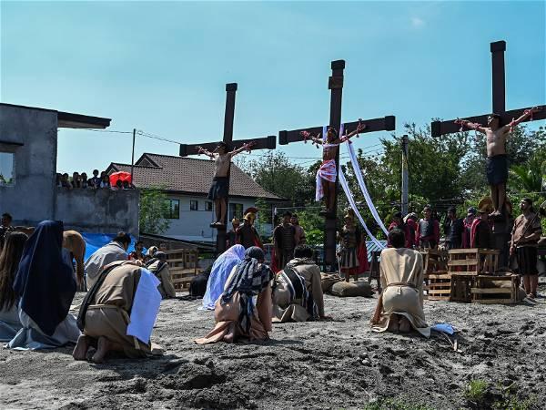 Filipino villager to be nailed to a cross for the 35th time on Good Friday to pray for world peace