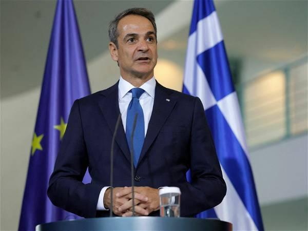 Greece to raise monthly minimum wage by 6.4% to 830 euros