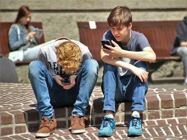 UK ministers considering banning sale of smartphones to under-16s