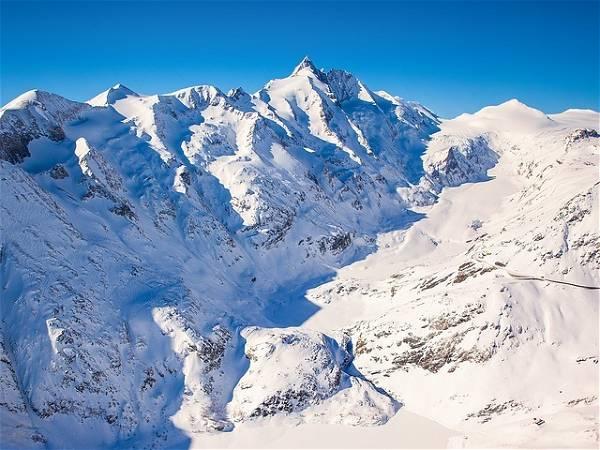 An avalanche in the Austrian Alps kills 3 people from the Netherlands