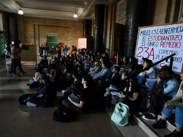 Argentine public universities to march in protest for budget slashing