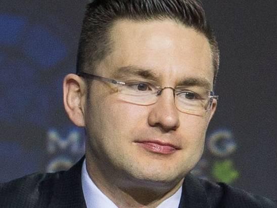 Poilievre will do ‘anything to win,’ must condemn Alex Jones endorsement: Trudeau