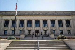 Illinois high court halts elimination of cash bail