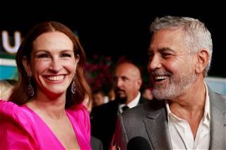 Julia Roberts Hilariously "Frames" George Clooney in Must-See Kennedy Center Honors Dress