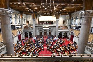 NY lawmakers get pay raise making them nation's best-paid