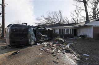 Storms, tornadoes slam US South, killing at least 7 people